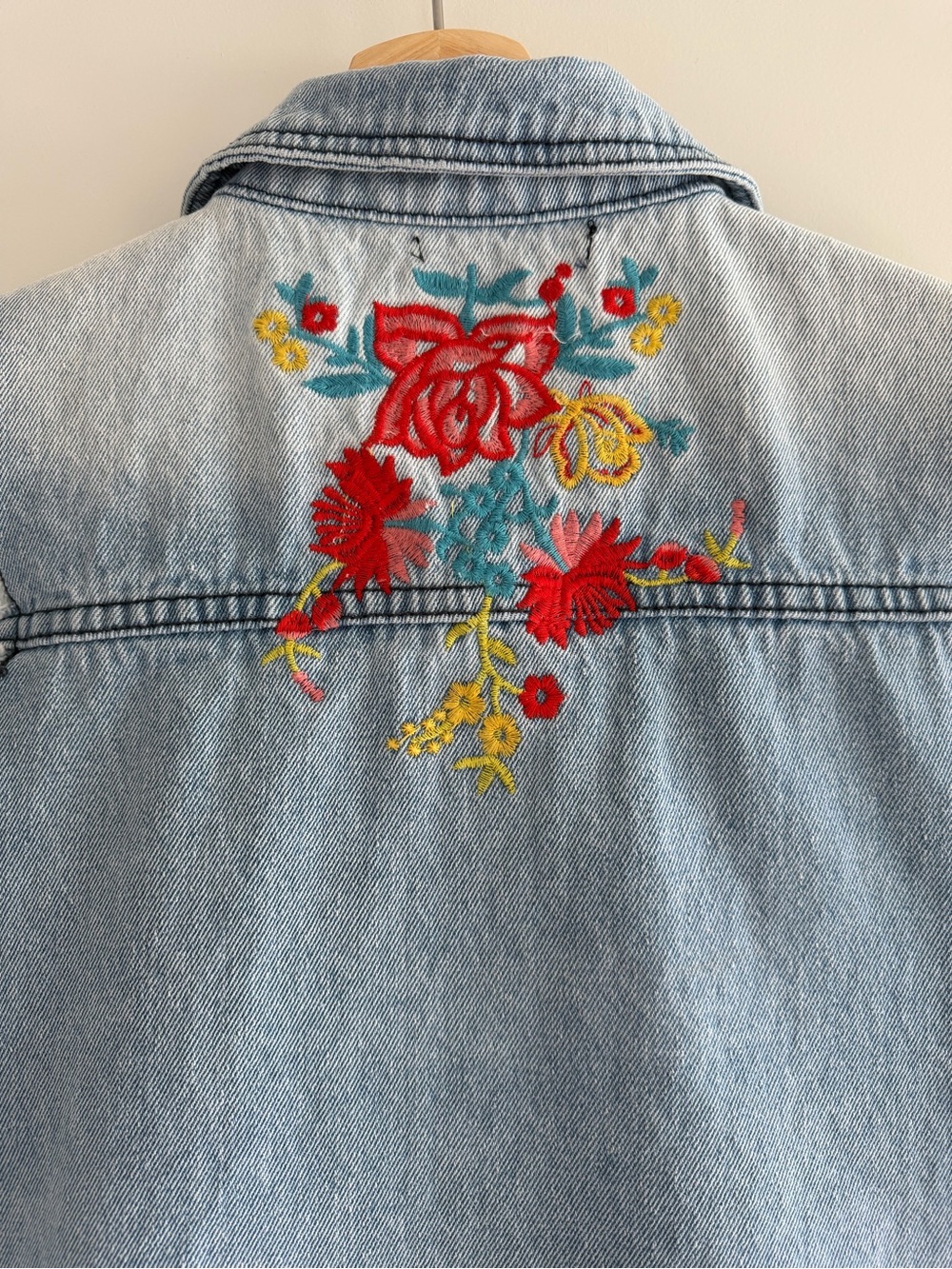 Light Blue Denim Vest w/ Red/Yellow Floral Embroidery M Boho Country Farmhouse - Picture 5 of 8